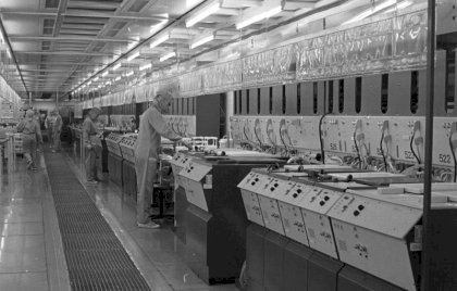 Bundesarchiv_Bild_183-1989-0523-018,_Erfurt,_VEB_Mikroelektronik.jpg
