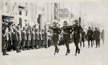 Argentina_soldiers._Zogist_salutes.jpg