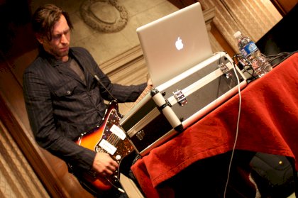 Fennesz_in_Bethesda,_Maryland,_on_September_21,_2010_(5027816082).jpg
