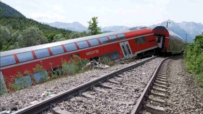 train-derails.jpg