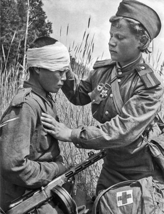 Cанинструктор_В.И._Кемаева_перевязывает_раненого_бойца_на_Воронежском_фронте.jpg