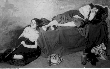 opium-den-two-women-new-york-1902.jpg