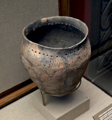 1200px-Vessel_Textile_ceramic_GIM.jpg