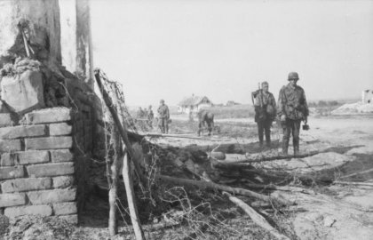 Bundesarchiv_Bild_101I-022-2924-38,_Russland,_Infanterie_in_zerstörtem_Ort.jpg