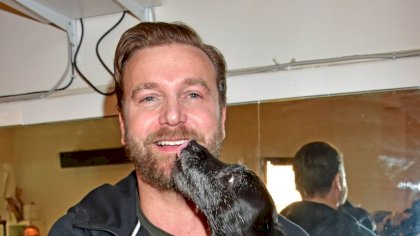 niels-ruf-wird-von-seinem-hund-abgeschleckt-2.jpg