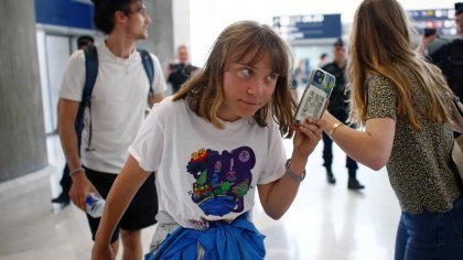 la-activista-sueca-greta-thunberg-a-su-llegada-al-aeropuerto-paris-charles-de-gaulle-tras-ser-deport_da39-2-1654513906.jpg