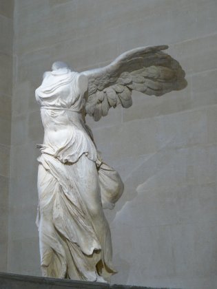 Victoire_de_Samothrace_-_vue_de_trois-quart_gauche,_gros_plan_de_la_statue_(2).JPG