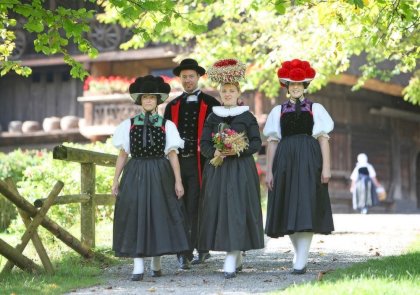 gutach-bollenhuttracht-freilichtmuseum vogtsbauernhof3-kinzigtal-schwarzwald-hjh-1047x737-1000x704.jpg