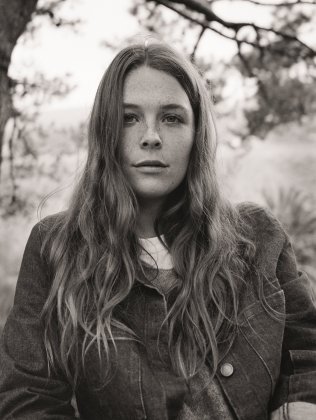 Maggie-Rogers-2019-by-Olivia-Bee.jpg