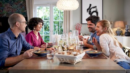 gaeste-zum-essen-josefine-preuss-maximilian-grill-matthias-koeberlin-neda-rahmanian-100~1920x1080.jpg