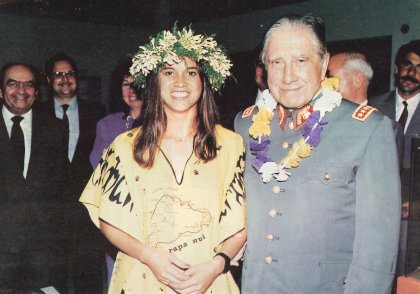 General_Pinochet_junto_a_una_pascuense.jpg