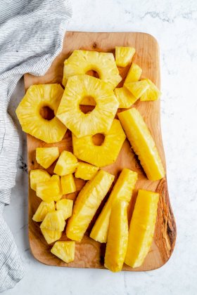 How-to-Cut-a-Pineapple-12 (1).jpg