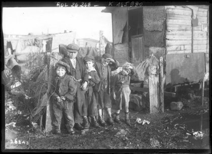 Les_enfants_de_la_zone_(Ivry,_1913).jpeg