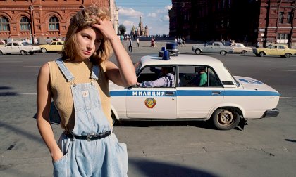 Katya, a 18 years old prostitute, stands next to a police car on a street near Red Square, USSR  1991. photo by Peter Turnley [2250 x 1351].jpg