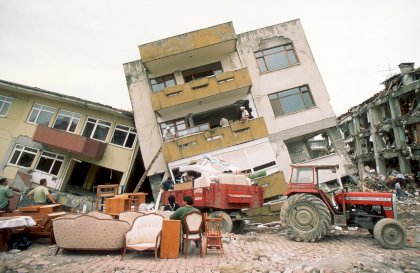 Yalova-1999-Izmit-earthquake-aftermath_photo-By-Sadik-Gulec_shutterstock_128730446_low-res[1].jpeg