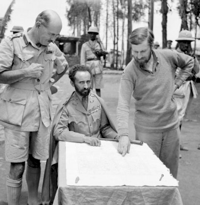Haile_Selassie,_Emperor_of_Abyssinia,_with_Brigadier_Daniel_Arthur_Sandford_(left)_and_Colonel_Wingate_(right)_in_Dambacha_Fort,_after_it_had_been_captured,_15_April_1941._E2462.jpg