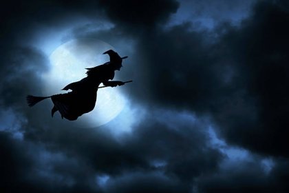 eine Hexe, die auf einem Besen fliegt.jpg