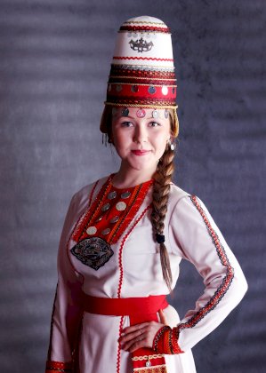 1615880882_62-p-natsionalnaya-odezhda-gornikh-mariitsev-66.jpg