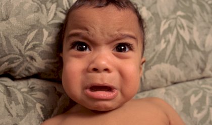 991136-baby-sieht-sich-selbst-beim-weinen-q.jpg