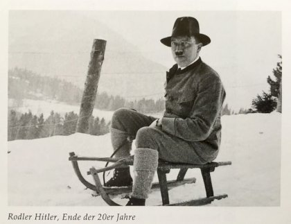 Hitler rodelt.jpg