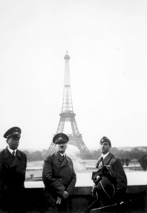 hitler in paris.jpg