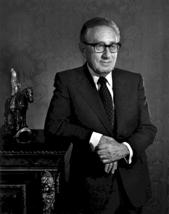 Yousuf-Karsh-Henry-Kissinger-1990-1215x1536.jpg