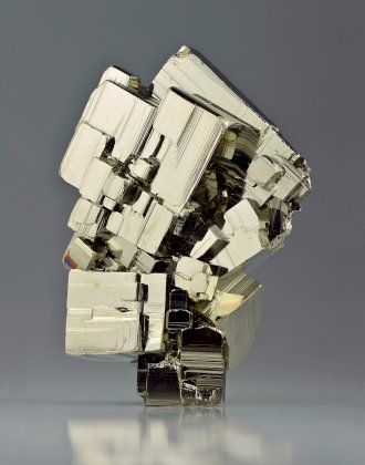 1200px-Pyrite_-_Huanzala_mine,_Huallanca,_Bolognesi,_Ancash,_Peru[1].jpg
