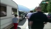 Deutscher sitzt in Österreich im Stau fest und schlägt mit Bauch zu [ZYz1sUSmSJQ].webm