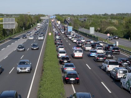 rettungsgasse-mit-ambulanz.jpg