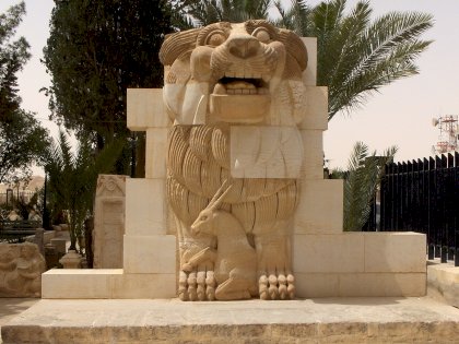 Lion_in_the_garden_of_Palmyra_Archeological_Museum,_2010-04-21.jpg