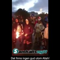 Muslimsk kvinna arg för att polisen skyddar demonstranter från mobb.mp4