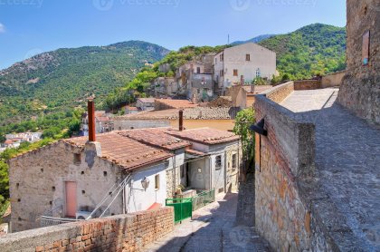 1242726-ruelle-valsinni-basilicata-italie-photo.jpg