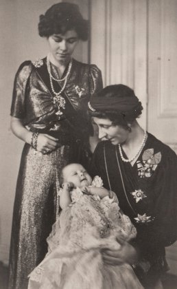 Viktoria_Louise_with_her_daughter_Frederica_and_granddaughter_Sofie.jpg