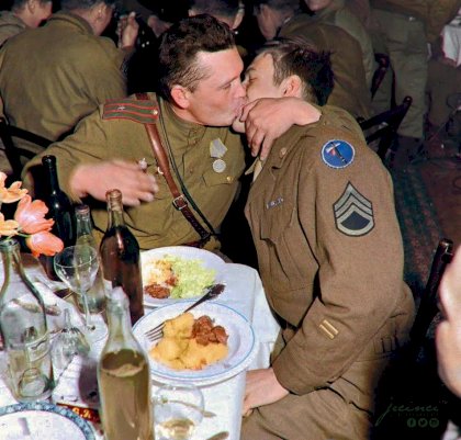 an-american-and-soviet-soldier-kissing-each-other-to-v0-2fe2fbpxd9o91.jpg