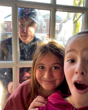 biden-photobomb-2.jpg