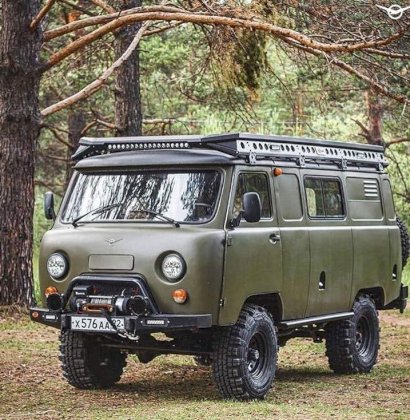 neobychnyj-tjuning-legendarnogo-rossijskogo-vnedorozhnika-uaz-buhanka-2.jpg