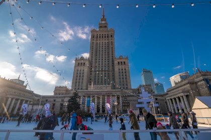 Icerink-next-to-Palace-of-Culture-and-Science_fot.-Warszawska-Organizacja-Turystyczna.jpg