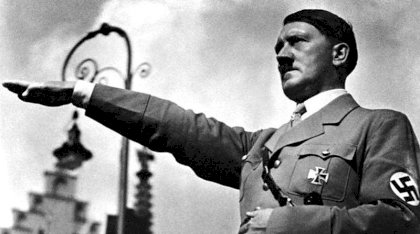 Hitler_salute_in_front_of_lamppost.jpg