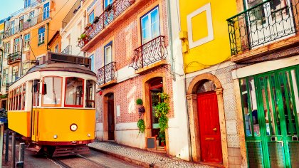 Portugal Lissabon Altstadt Straßenbahn Foto iStock Olga Gavrilova.jpg