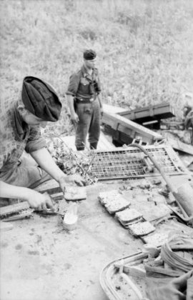 Bundesarchiv_Bild_101I-022-2948-30,_Russland,_Verpflegung_der_Panzersoldaten.jpg