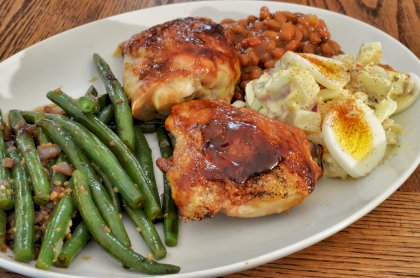 Baked_chicken_with_sesame_garlic_green_beans_(19267262715).jpg