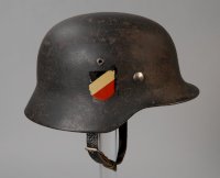 Duitse_militaire_Stahlhelm_M.35,_grijsgroen_met_rijkswapen,_leren_binnenhelm_en_kinriem_met_gesp_050551.jpg