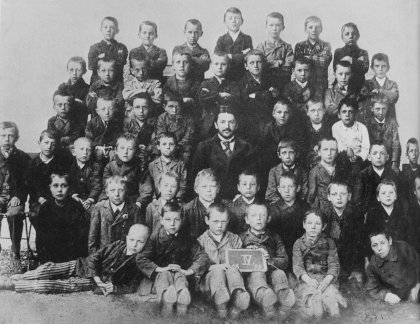 Hitler_at_school_1899.jpg