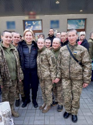Ukrainian female soldiers rescued from captivity. The AFU army manual does not provide for women to shave their heads. This was done in russian captivity..jpg