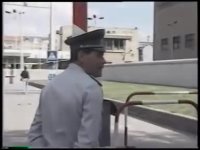 DDR-Grenztruppen-Oberst wird 1987 am Berliner Checkpoint Charlie von ehem. Flüchtlingen gereizt. (288p_25fps_H264-96kbit_AAC).mp4