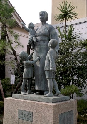 Statue_of_mother_Yasukuni_112135011_bd2aaaa5d3_o.jpg