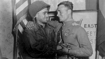 ElbeDay1945_(NARA_ww2-121).jpg