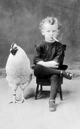rauchender junge mit huhn.jpeg