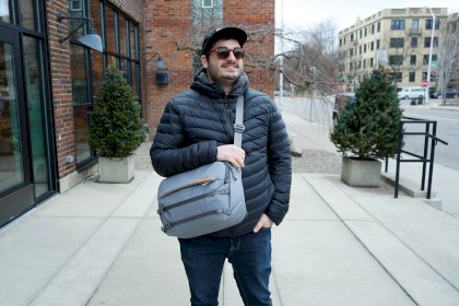 d924baf3-peak-design-everyday-sling-10l-v2-in-detroit-2.jpg