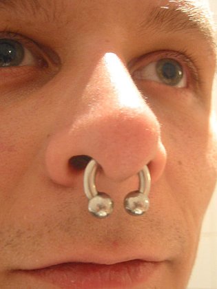 360px-Septum_piercing.jpg